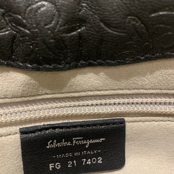 Ferragamo leather shoulder bag- like new - Picture 3 of 9